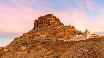 Coucher de soleil rose sur un village de montagne du Dahar, dans le Sud tunisien (région Djerba-Dahar)
